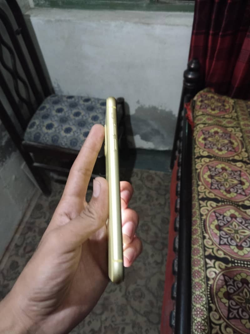 Apple iPhone 11 4