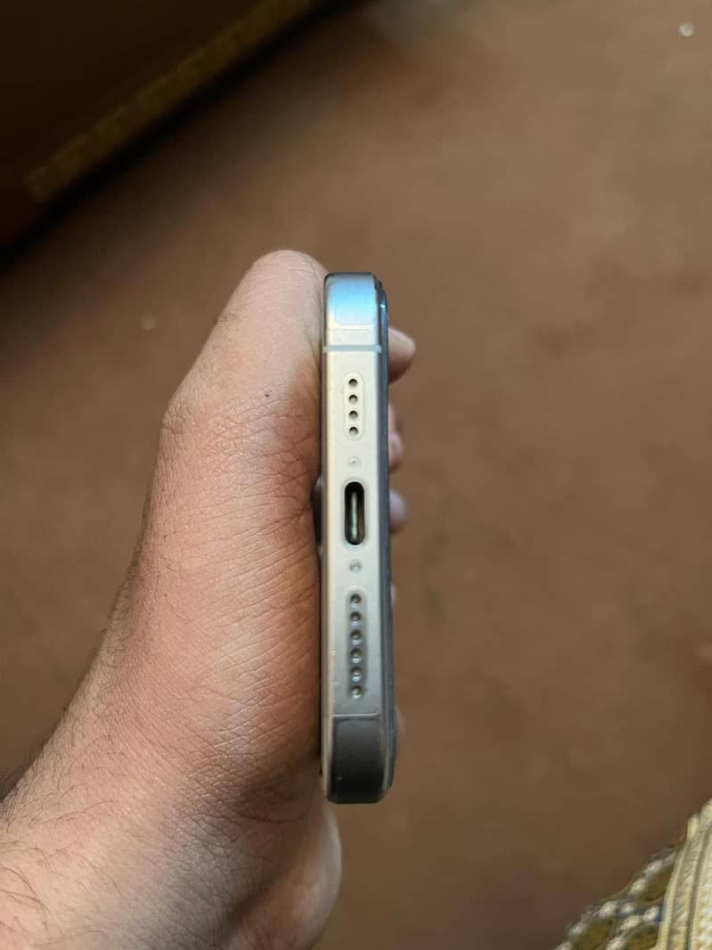 Apple iPhone 15 Pro Max 4
