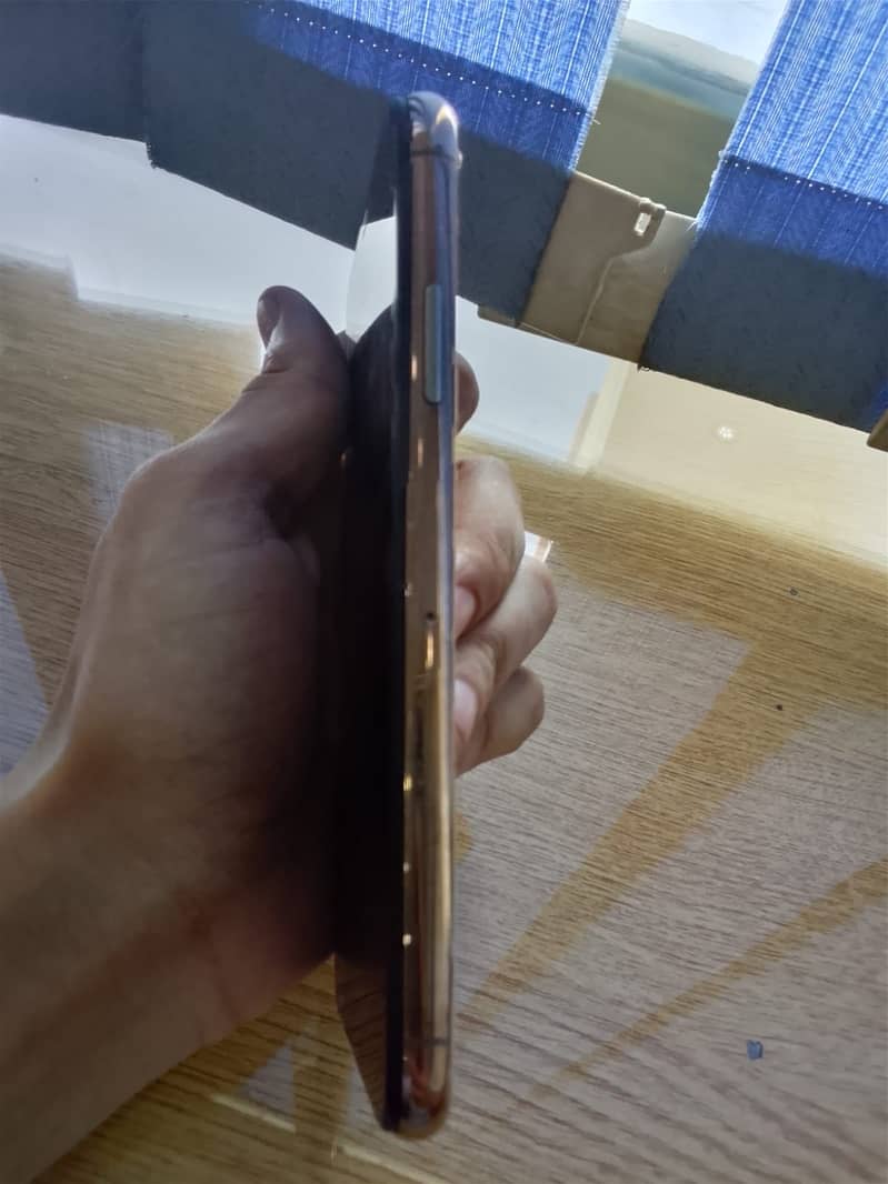 Apple iPhone XS 4