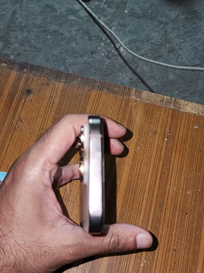 Apple iPhone 16 Pro 0