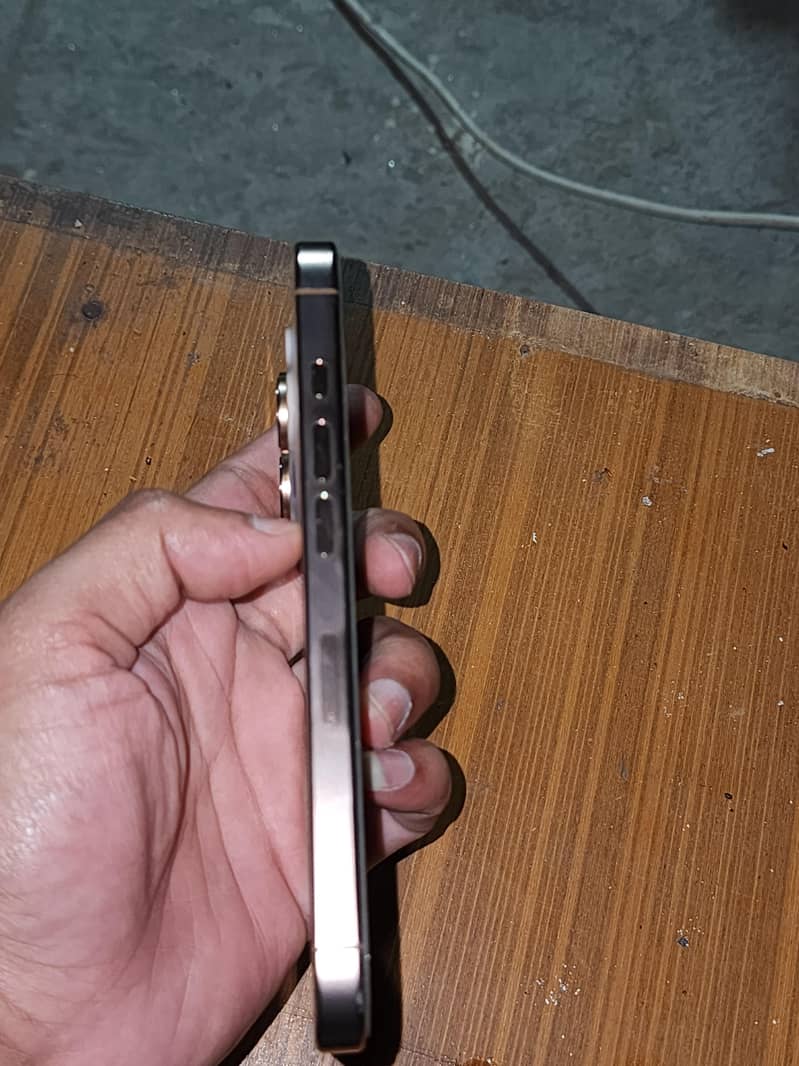 Apple iPhone 16 Pro 1