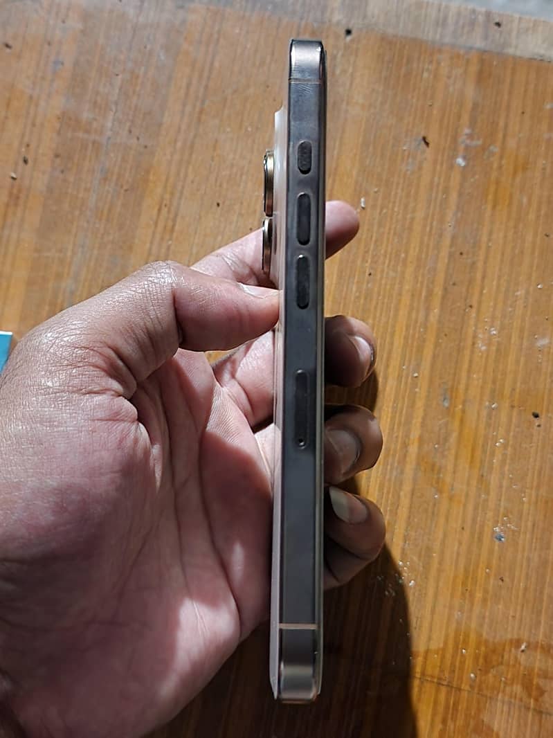 Apple iPhone 16 Pro 3