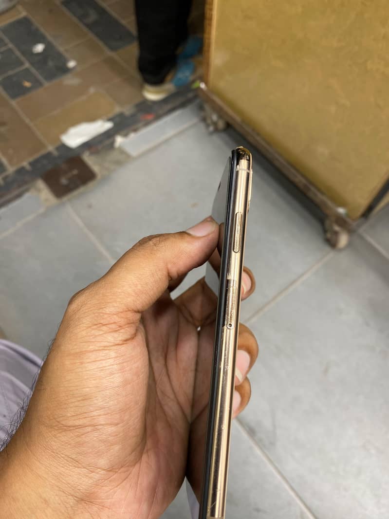 Apple iPhone XS Max 3