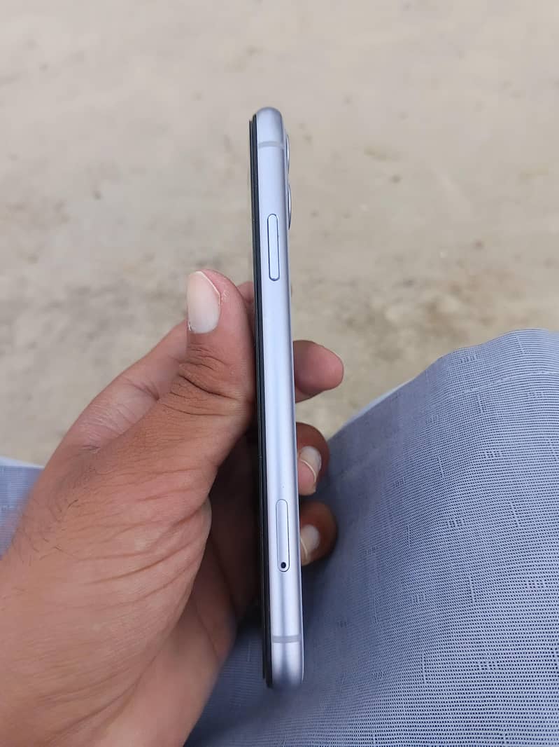 Apple iPhone 11 4