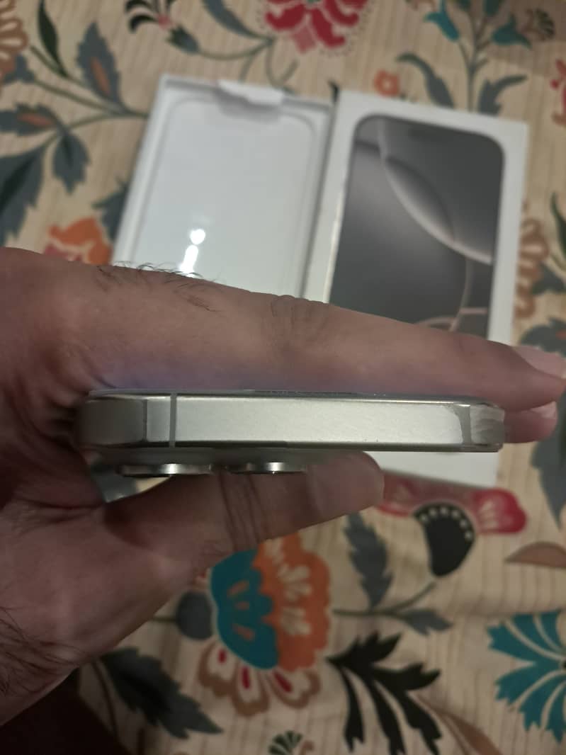 Apple iPhone 16 Pro 3