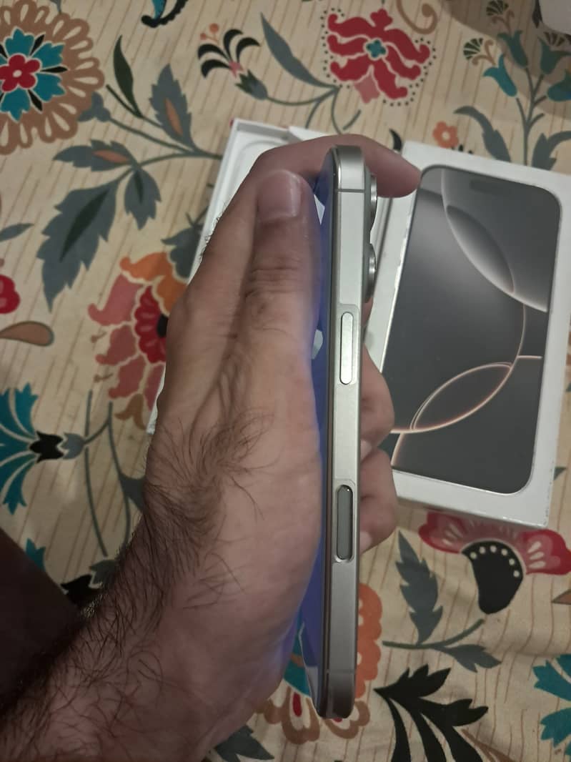 Apple iPhone 16 Pro 4