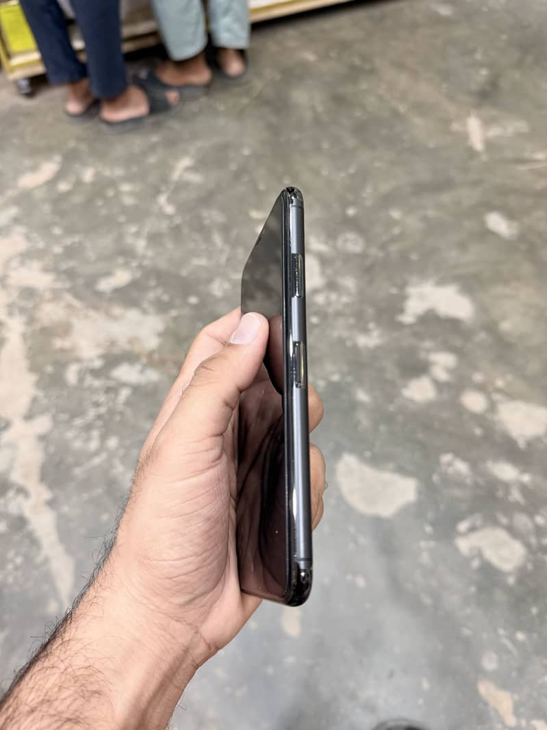 Apple iPhone 11 Pro Max 2