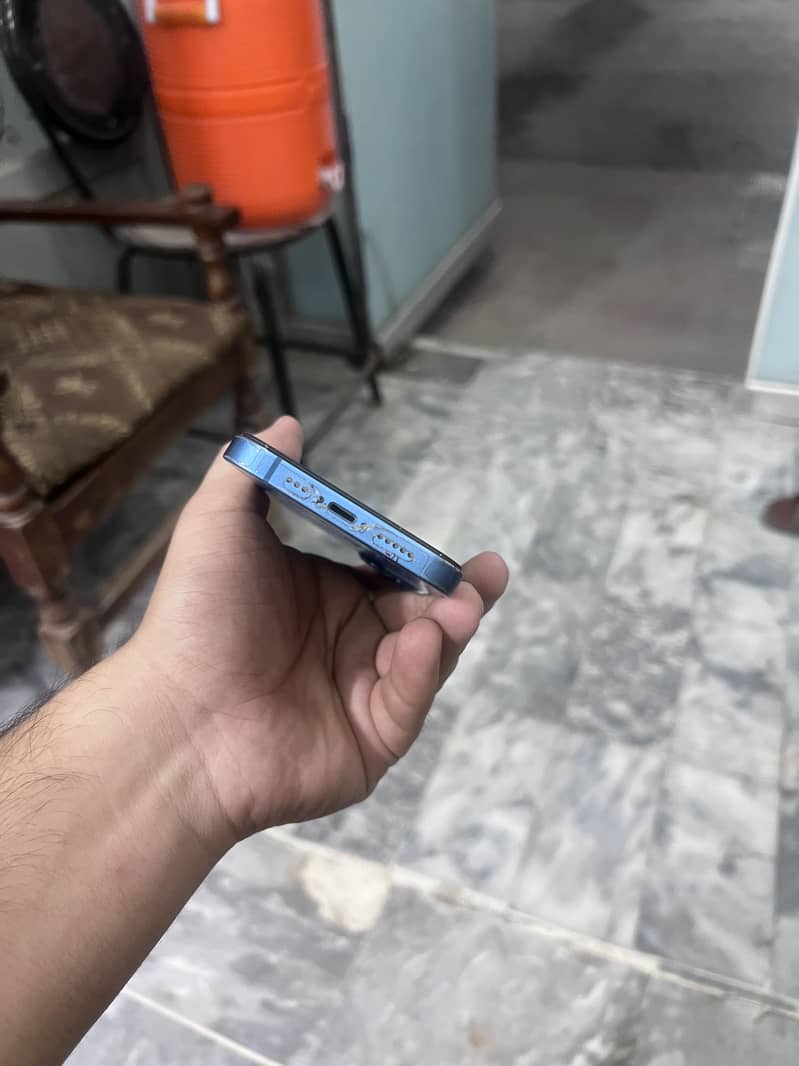 Apple iPhone 13 4