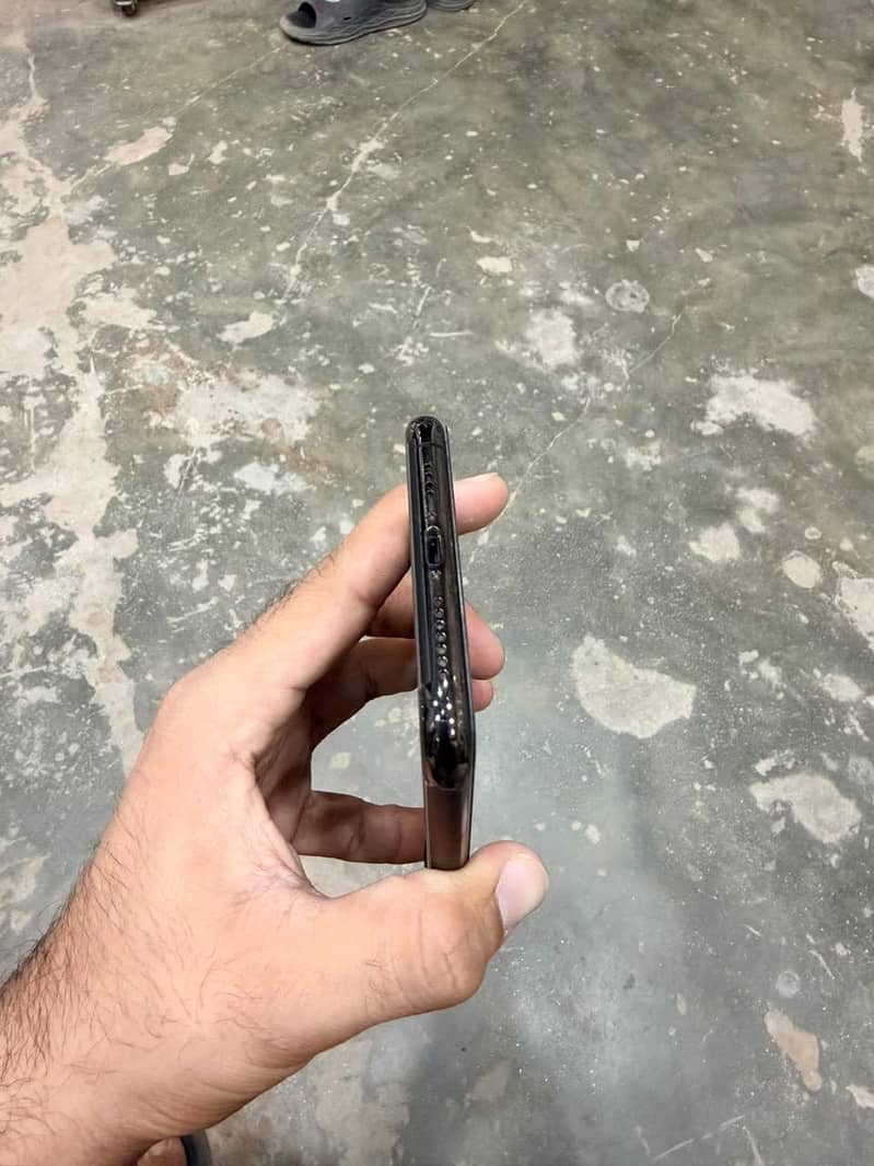 Apple iPhone 11 Pro Max 2