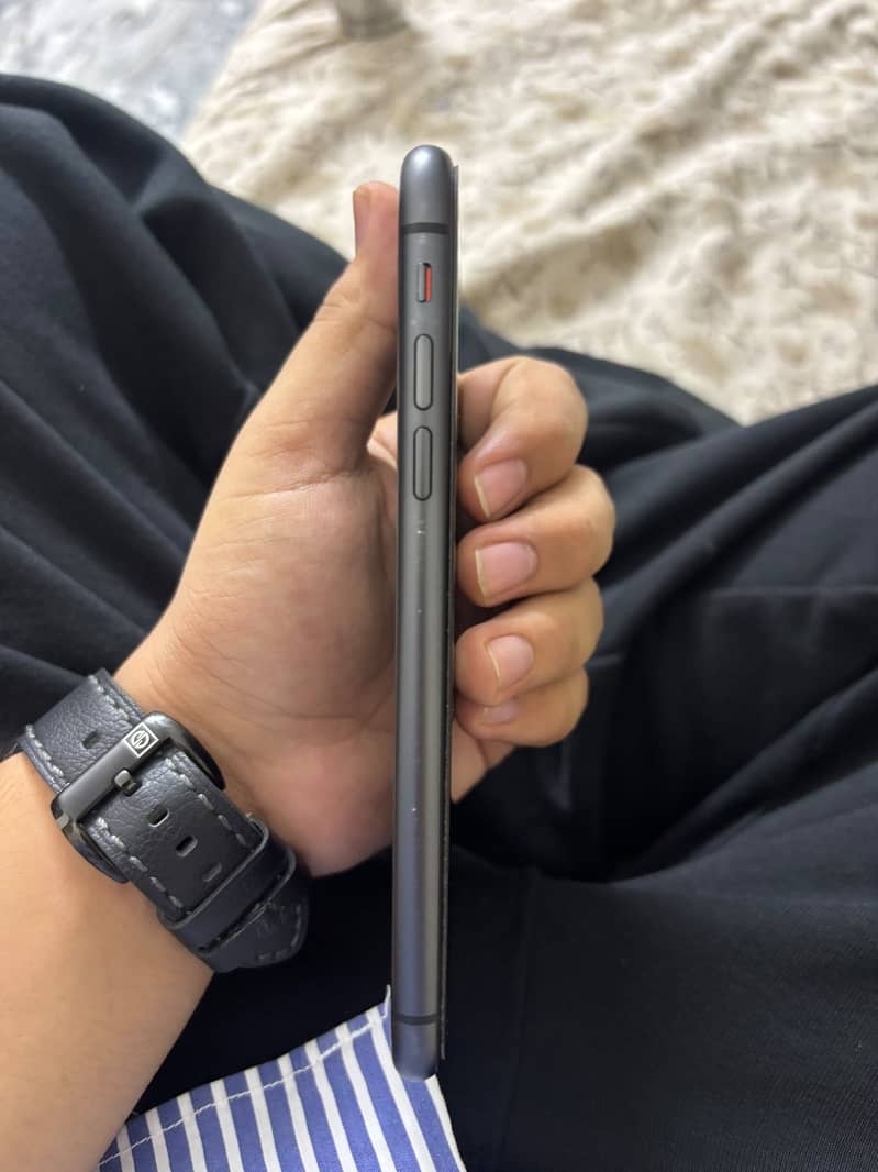 Apple iPhone 11 4