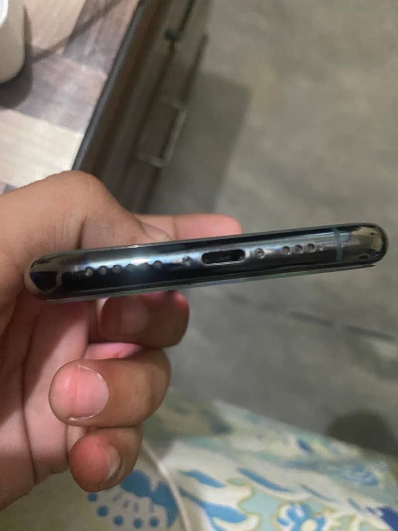 Apple iPhone 11 Pro 4
