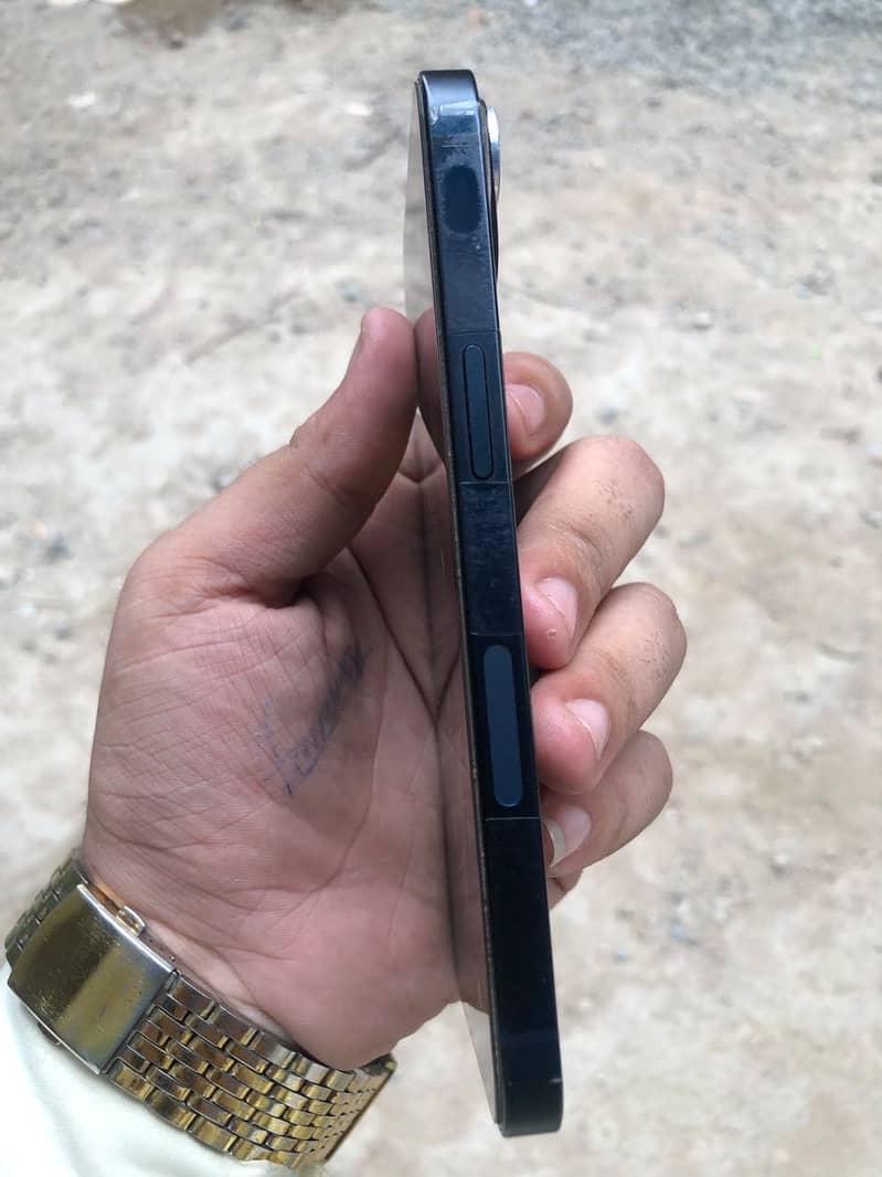 Apple iPhone 13 5
