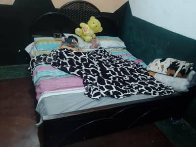 jumboo size wood double bed with out metree
