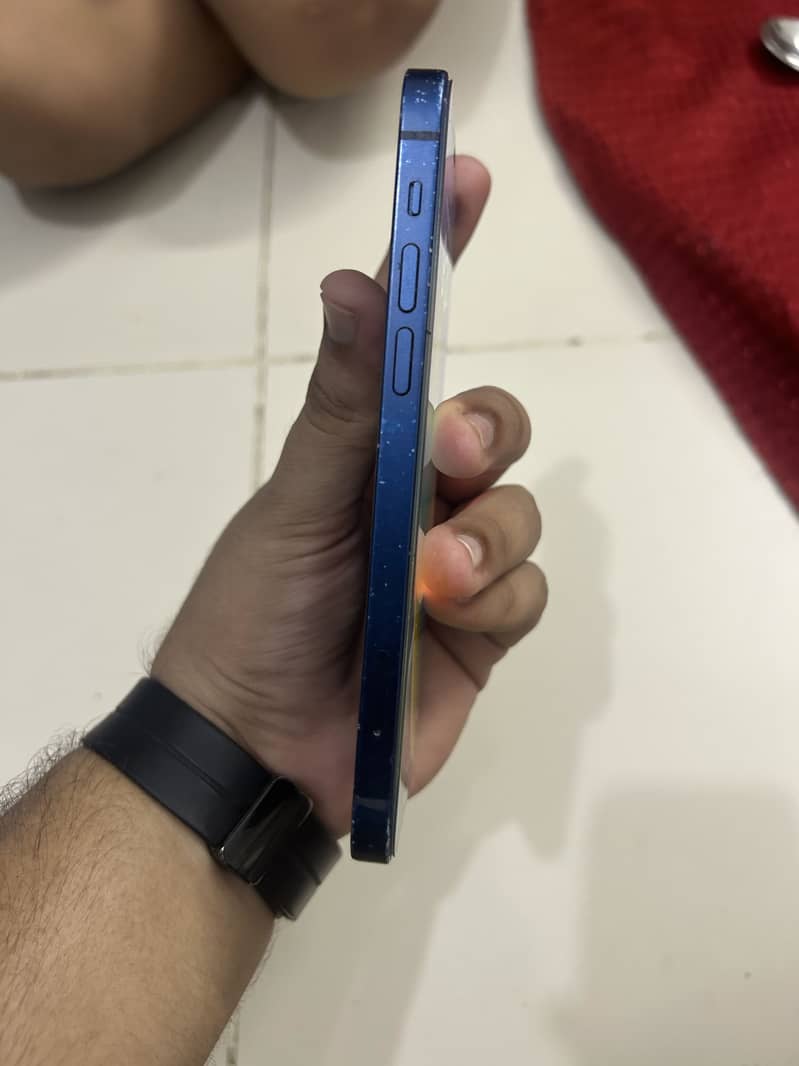 Apple iPhone 12 4