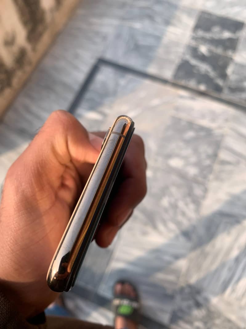 Apple iPhone XS 1