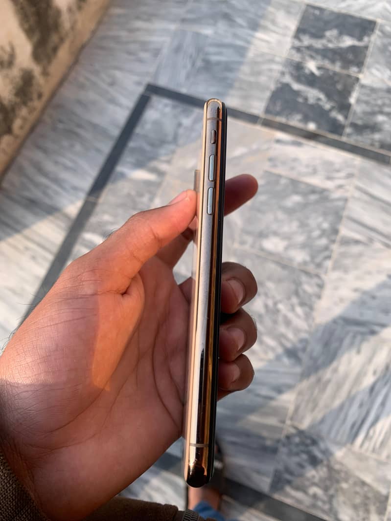 Apple iPhone XS 4