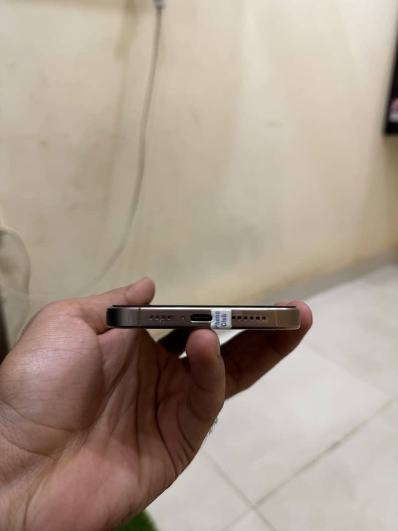 Apple iPhone 16 Pro Max 2