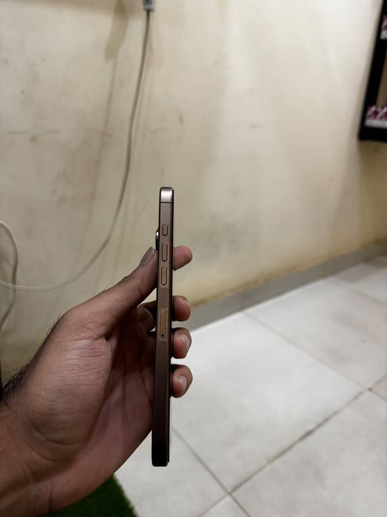 Apple iPhone 16 Pro Max 9