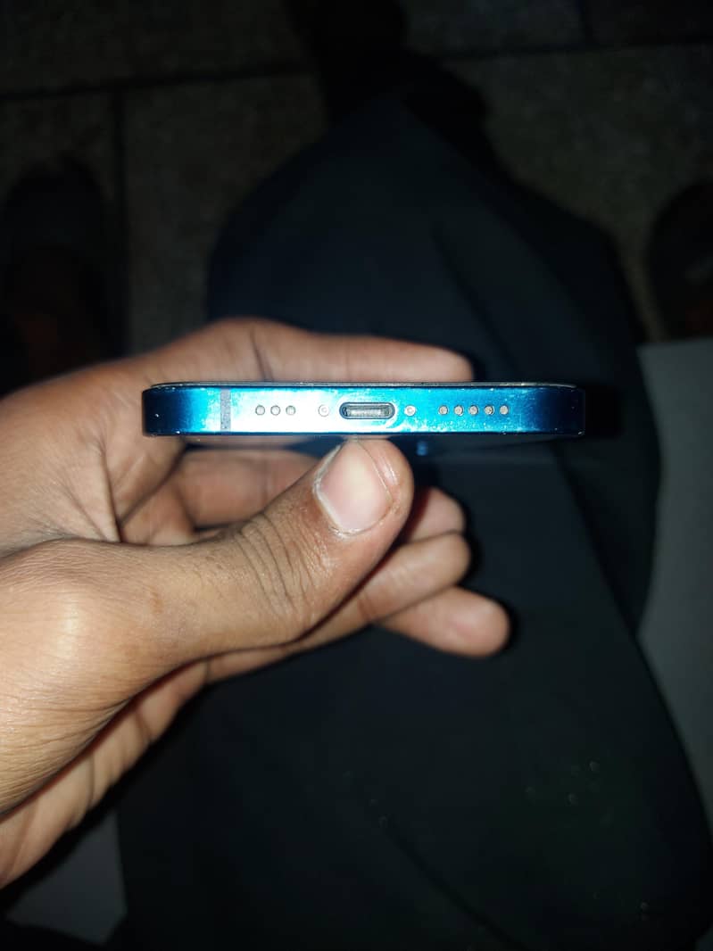 Apple iPhone 12 4