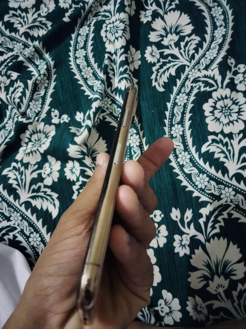 Apple iPhone XS 3