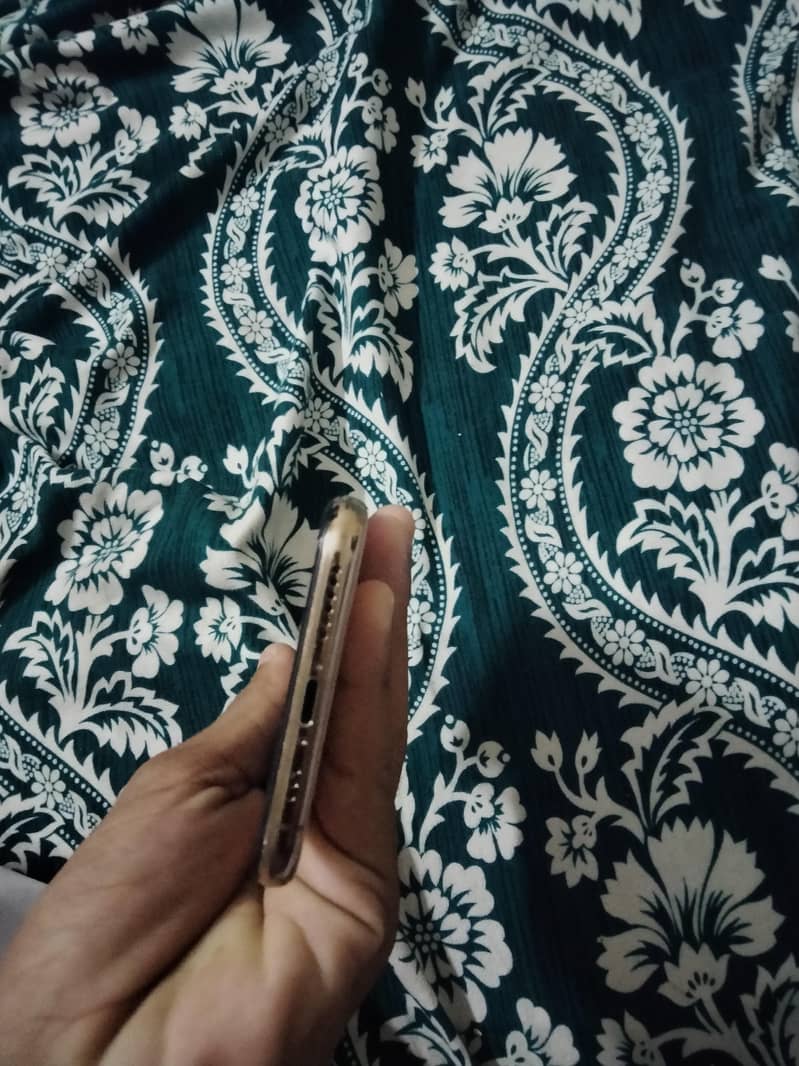 Apple iPhone XS 4