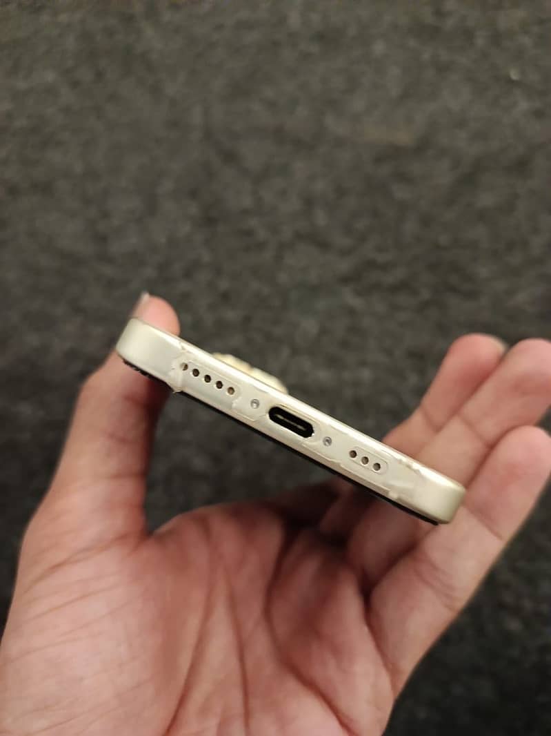 Apple iPhone 15 4