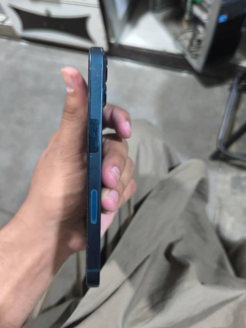 Apple iPhone 13 2