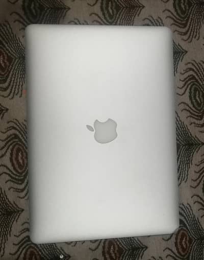 Apple MacBook Air 13- inch I Intel core i5 / 4GB Ram / 128GB SSD |
