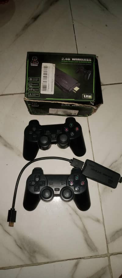 video game stick. 2.4G wireless 2000 game available hai iske apne