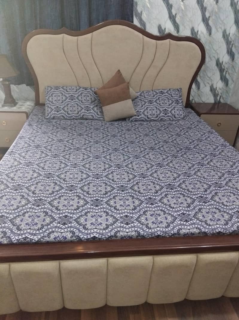 Master Bed with side tables & dressing 0
