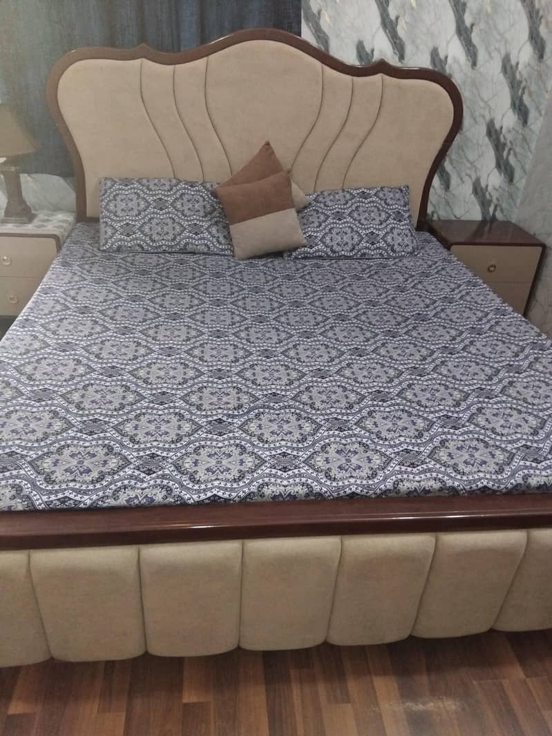 Master Bed with side tables & dressing 7