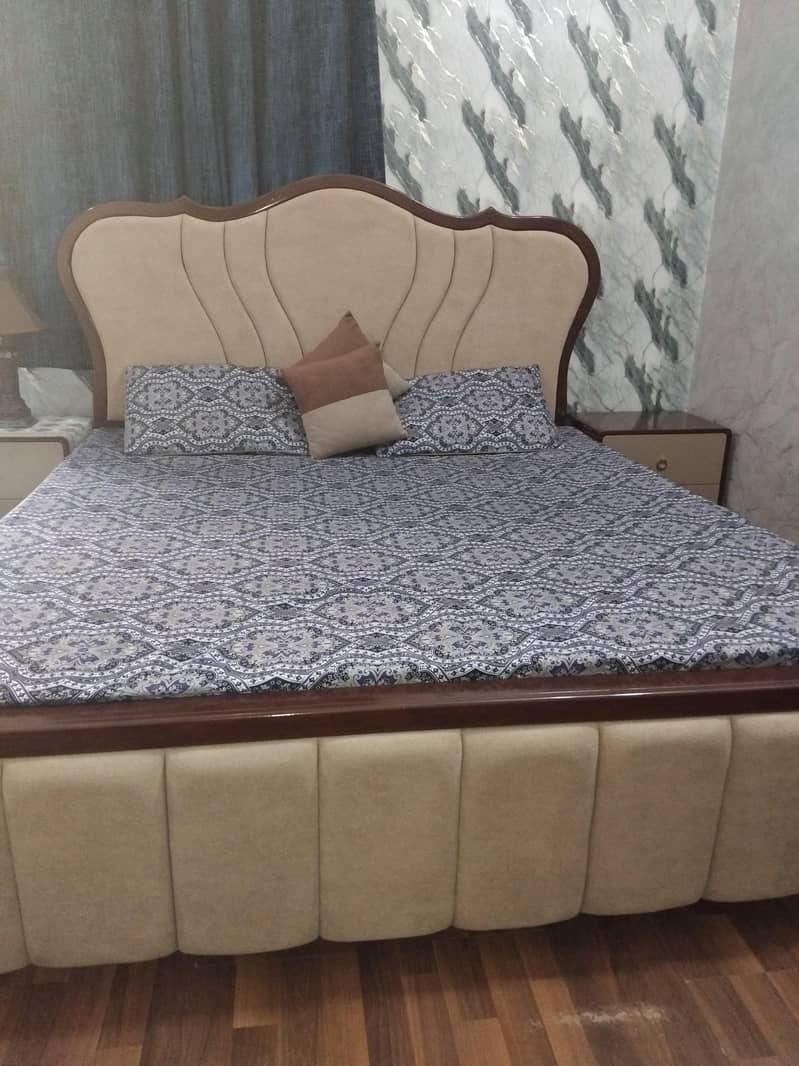 Master Bed with side tables & dressing 8