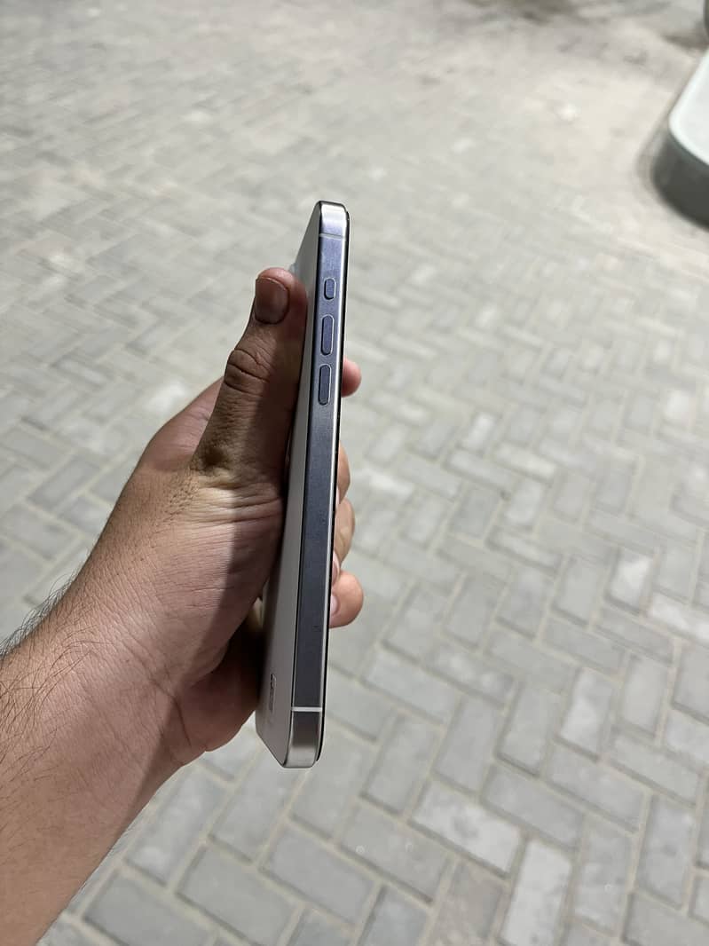 Apple iPhone 15 Pro Max 3