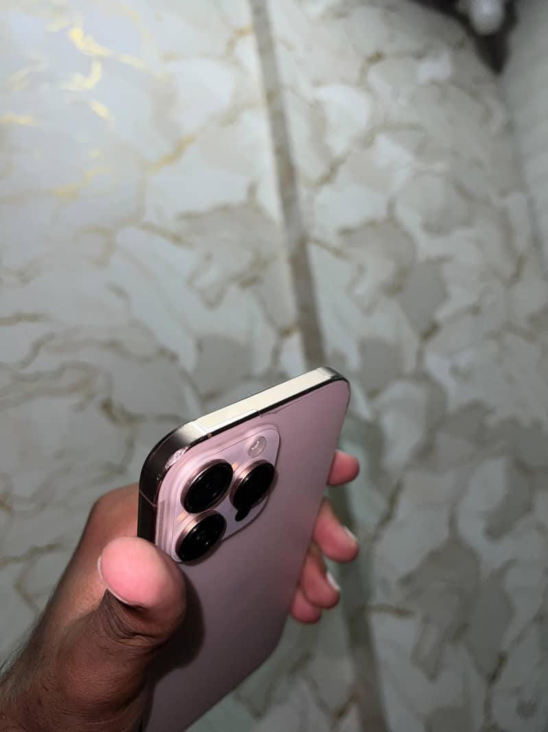 Apple iPhone 16 Pro Max 1