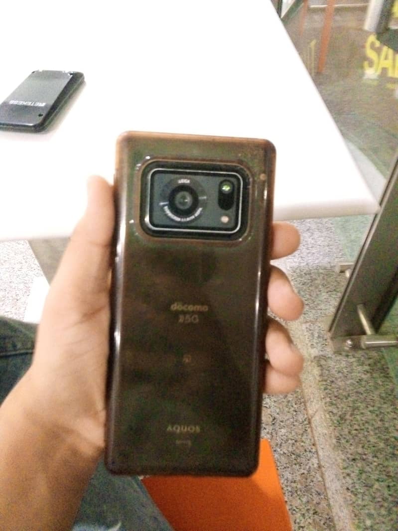 Sharp Aquos R6 1