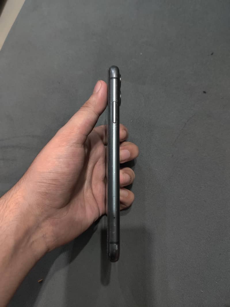Apple iPhone 11 4
