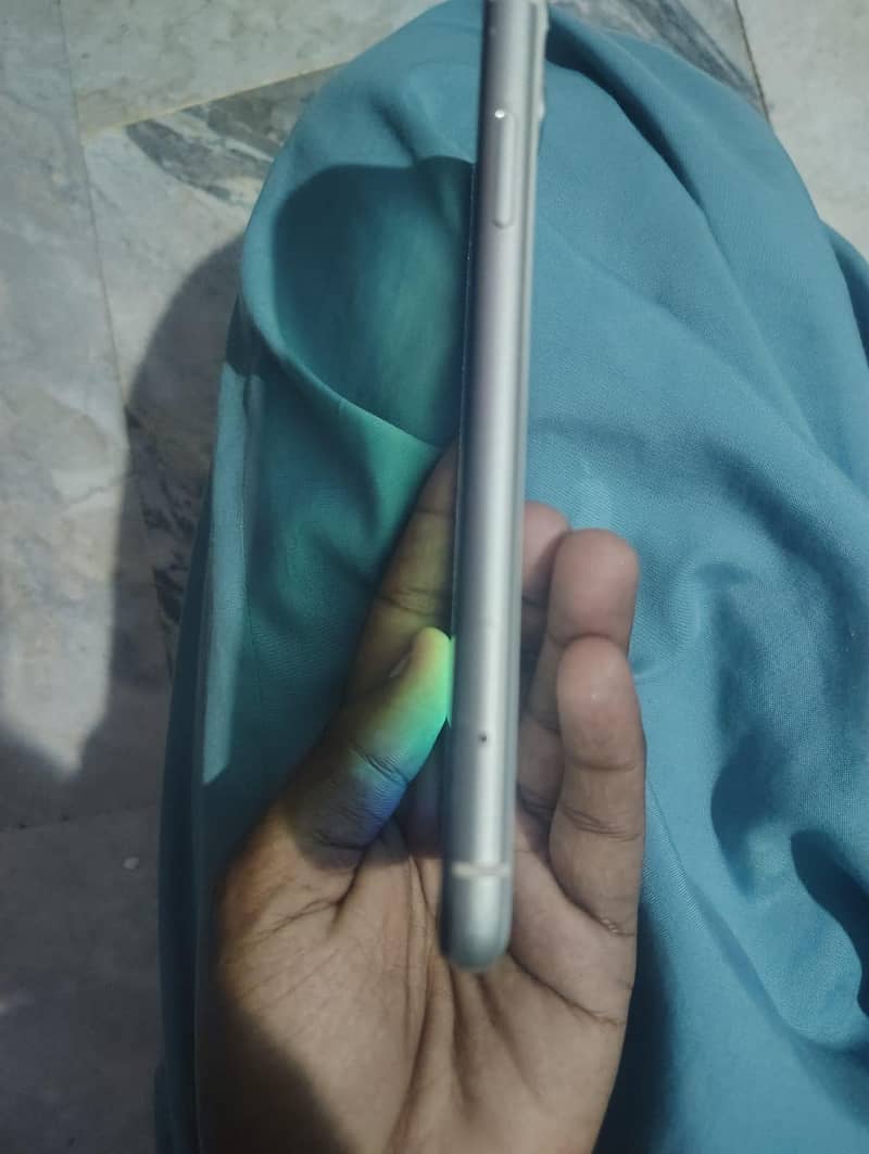 Apple iPhone 11 4