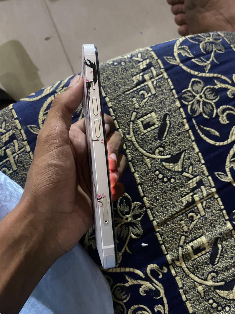 Apple iPhone 13 5