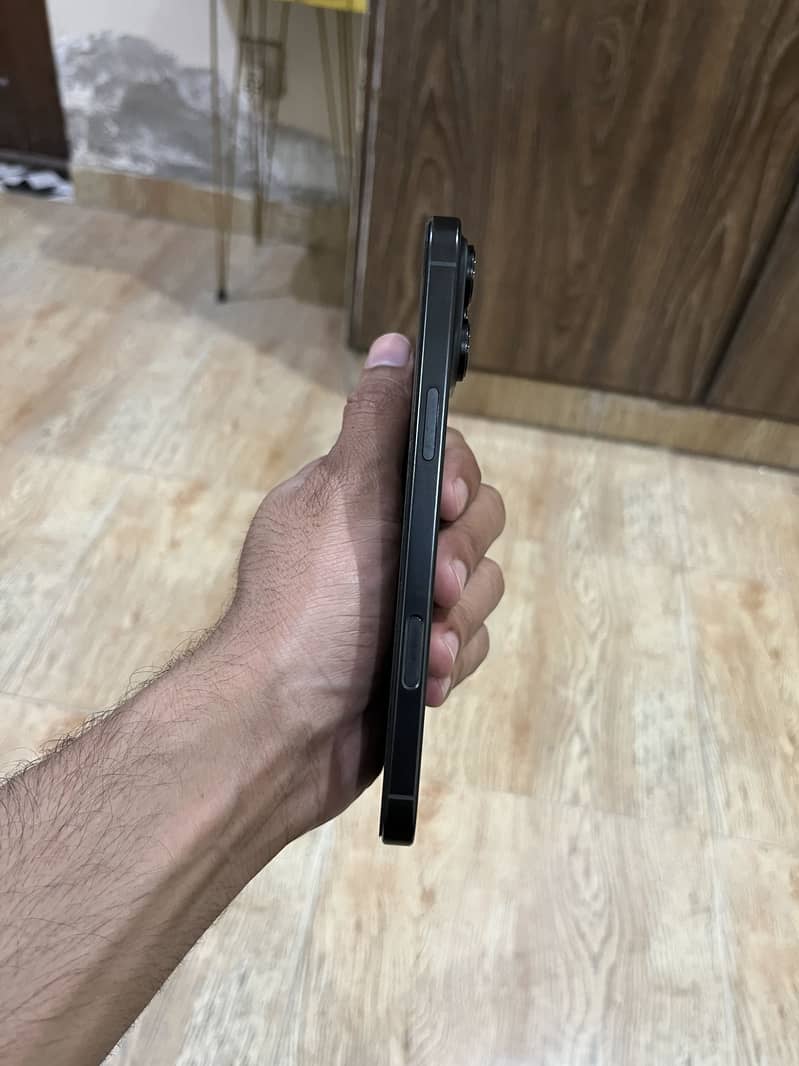 Apple iPhone 16 Pro Max 1