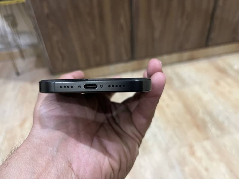 Apple iPhone 16 Pro Max 4