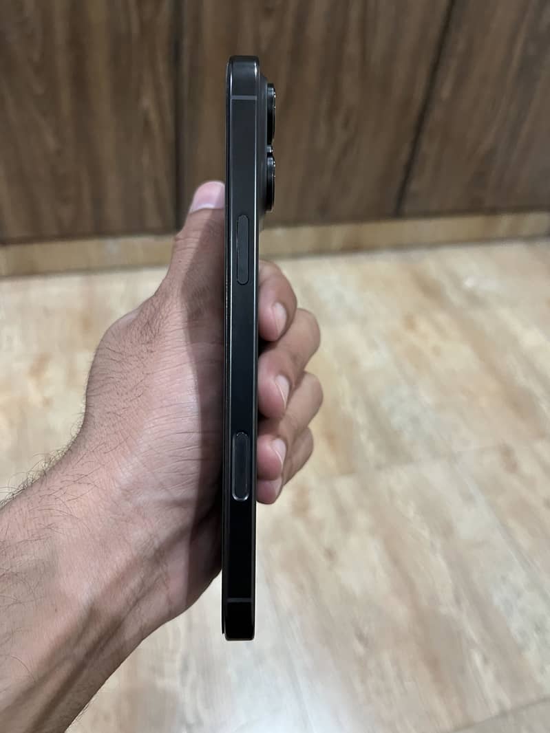 Apple iPhone 16 Pro Max 7