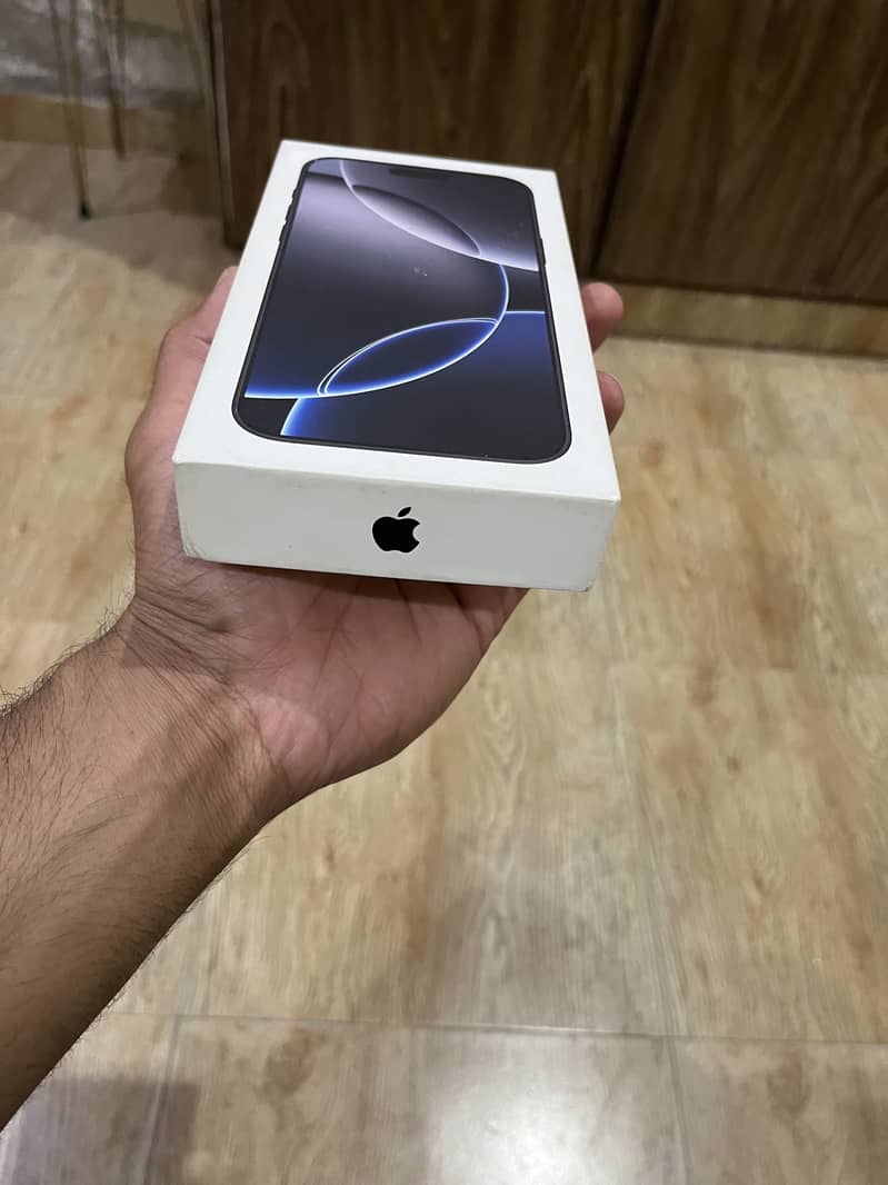 Apple iPhone 16 Pro Max 9