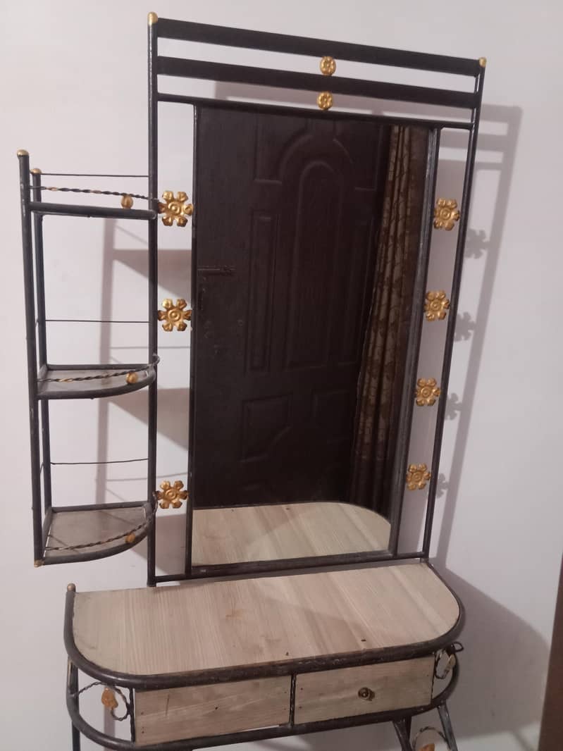 dressing table iron 3