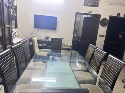8 seater Dining Table in very good condition