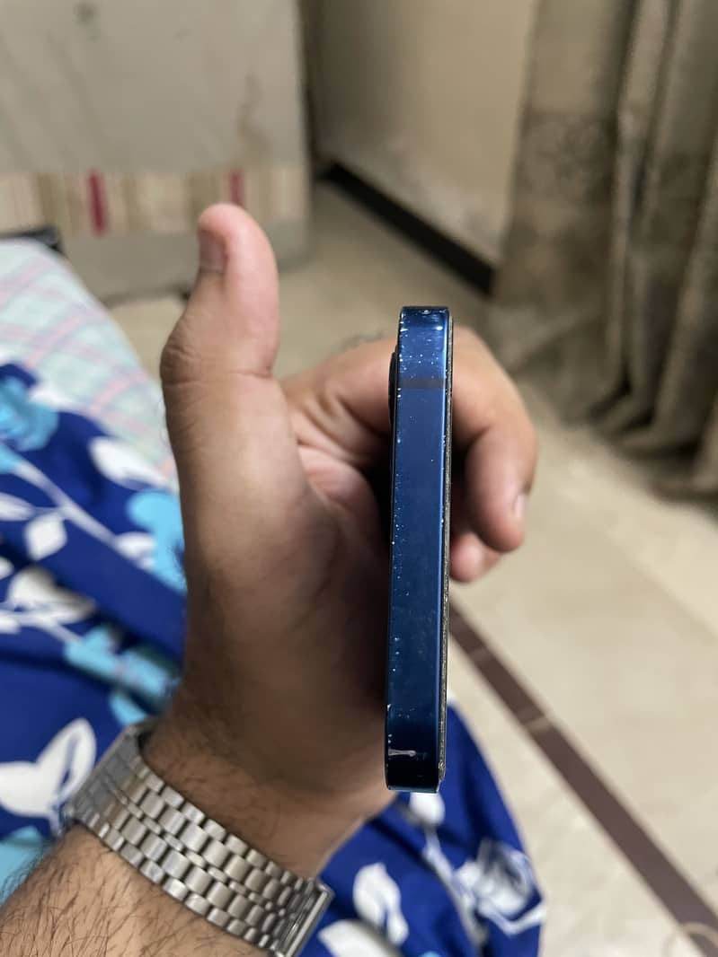 Apple iPhone 12 4