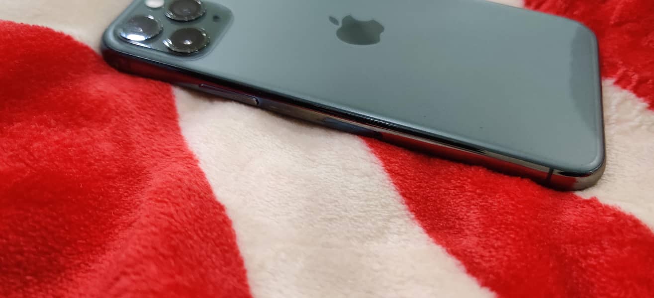 Apple iPhone 11 Pro 4