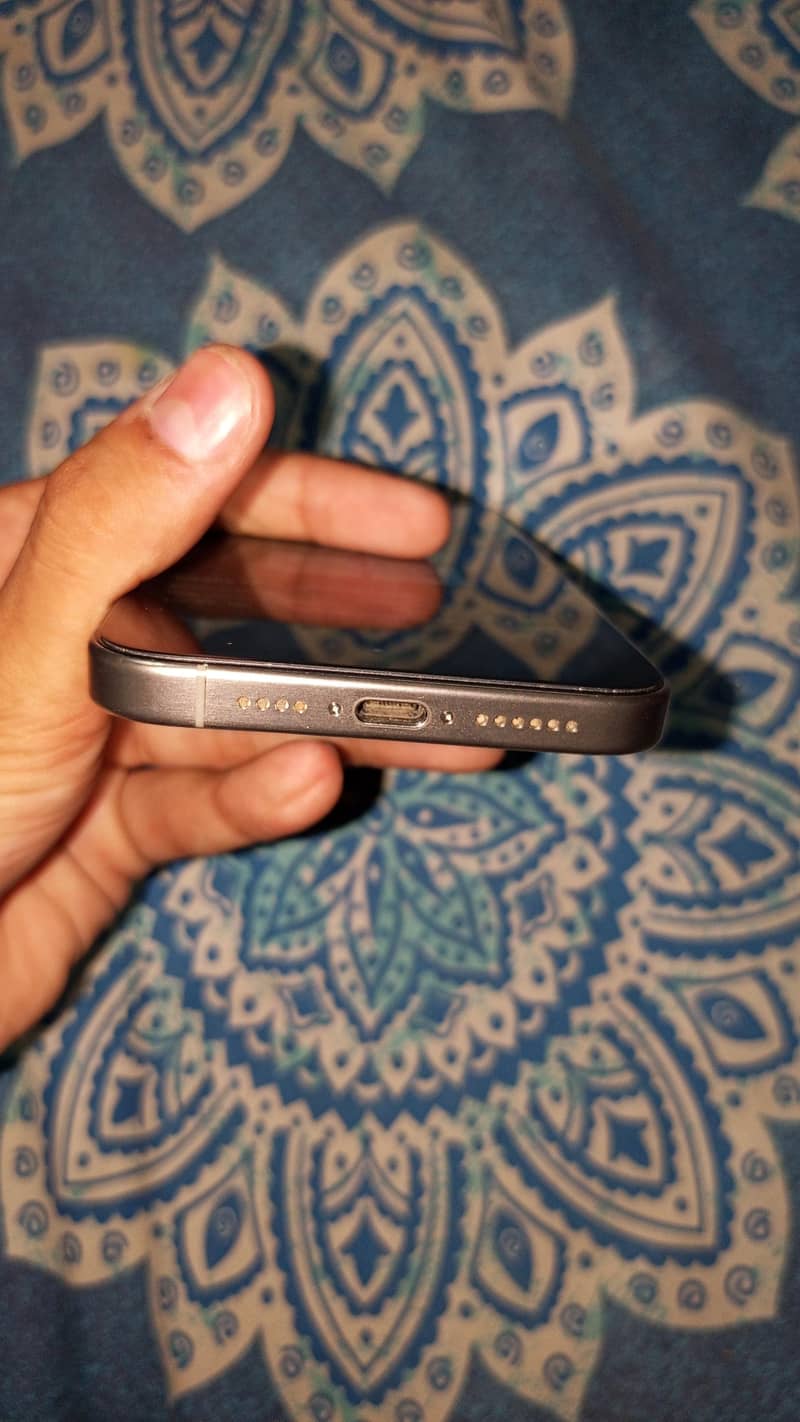 Apple iPhone 15 Pro Max 4