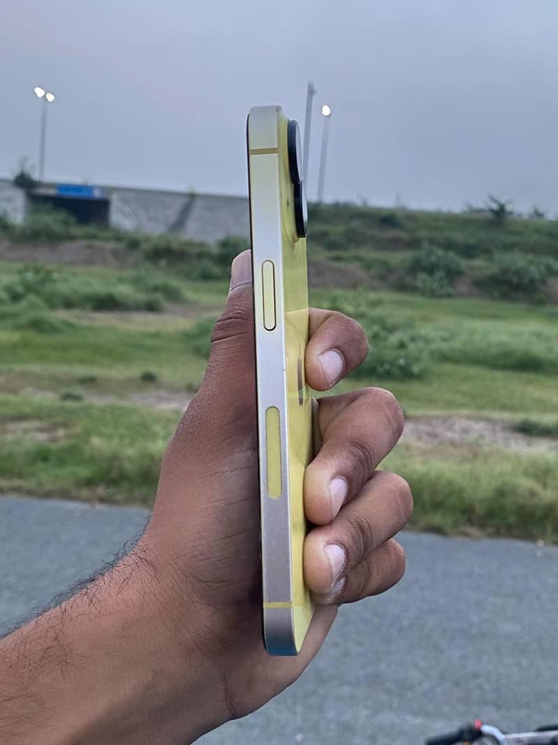 Apple iPhone 14 3