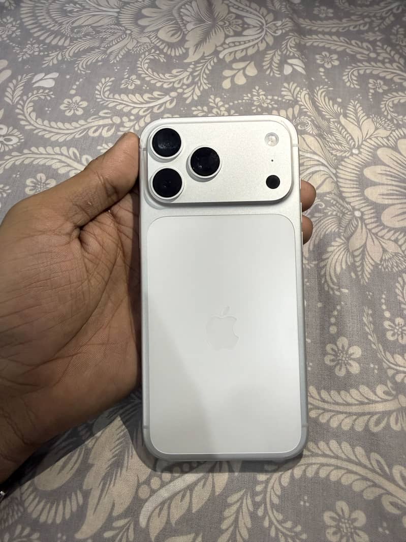 Apple iPhone 17 Pro Max 3