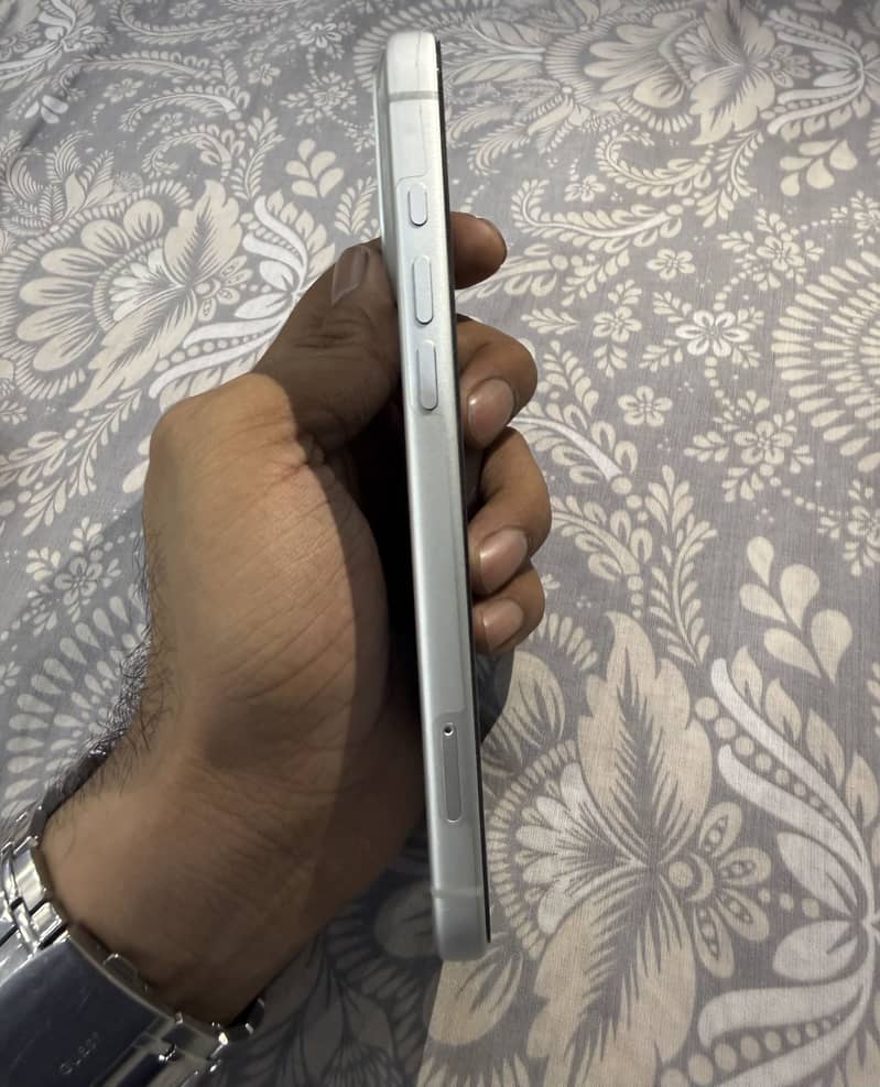 Apple iPhone 17 Pro Max 4